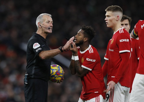 Ronaldo ghi bàn 800 và 801 trong sự nghiệp, Man Utd thắng sát nút Arsenal - Ảnh 2. Ronaldo ghi bàn 800 và 801 trong sự nghiệp, Man Utd thắng sát nút Arsenal - Ảnh 2.