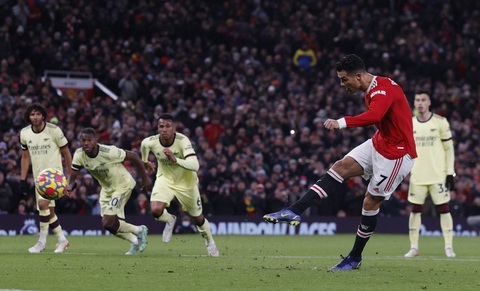 Ronaldo ghi bàn 800 và 801 trong sự nghiệp, Man Utd thắng sát nút Arsenal - Ảnh 4. Ronaldo ghi bàn 800 và 801 trong sự nghiệp, Man Utd thắng sát nút Arsenal - Ảnh 4.