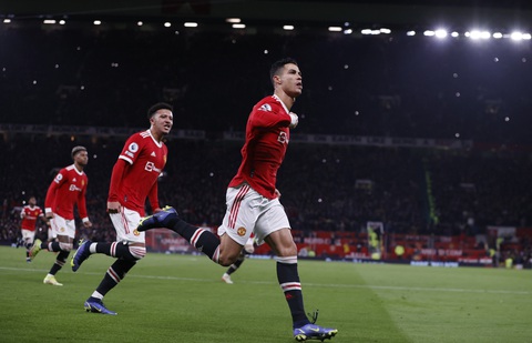 Ronaldo ghi bàn 800 và 801 trong sự nghiệp, Man Utd thắng sát nút Arsenal - Ảnh 1. Ronaldo ghi bàn 800 và 801 trong sự nghiệp, Man Utd thắng sát nút Arsenal - Ảnh 1.