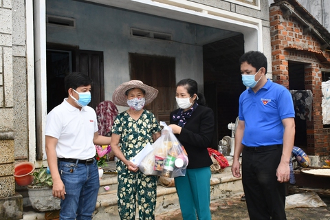 Quà của bạn đọc Tuổi Trẻ đến với người dân ngập lũ Phú Yên, Bình Định - Ảnh 2. Quà của bạn đọc Tuổi Trẻ đến với người dân ngập lũ Phú Yên, Bình Định - Ảnh 2.