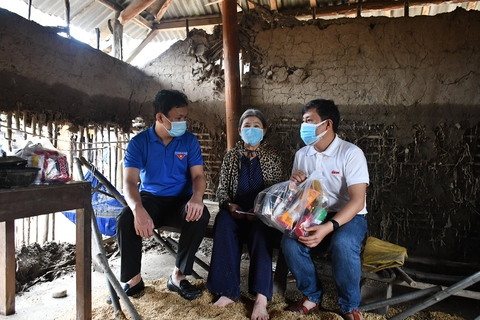 Quà của bạn đọc Tuổi Trẻ đến với người dân ngập lũ Phú Yên, Bình Định - Ảnh 1. Quà của bạn đọc Tuổi Trẻ đến với người dân ngập lũ Phú Yên, Bình Định - Ảnh 1.