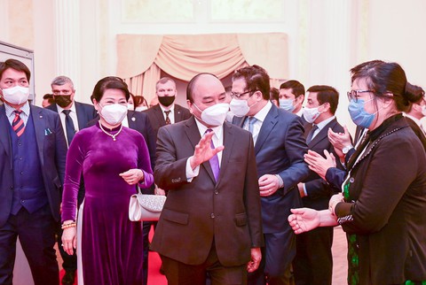 Chủ tịch nước Nguyễn Xuân Phúc gặp gỡ bà con Việt kiều tại Liên bang Nga - Ảnh 1. Chủ tịch nước Nguyễn Xuân Phúc gặp gỡ bà con Việt kiều tại Liên bang Nga - Ảnh 1.