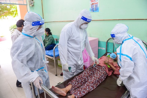 Tin sáng 4-12: Tử vong tăng, Thủ tướng yêu cầu tiêm gấp mũi 3, chuyển ngay thuốc kháng virus - Ảnh 1. Tin sáng 4-12: Tử vong tăng, Thủ tướng yêu cầu tiêm gấp mũi 3, chuyển ngay thuốc kháng virus - Ảnh 1.