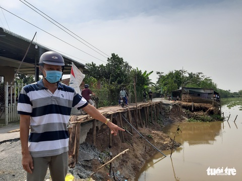 Một khúc huyện lộ 54B đổ xuống sông Ba Rài, dân muốn đi chợ, ra xã phải đi vòng 5 cây số - Ảnh 1. Một khúc huyện lộ 54B đổ xuống sông Ba Rài, dân muốn đi chợ, ra xã phải đi vòng 5 cây số - Ảnh 1.