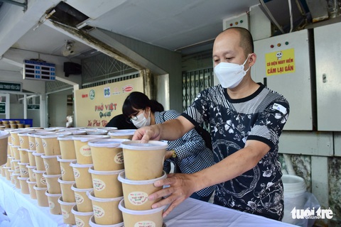 Sáng 3-12, hơn 2.000 suất phở yêu thương tặng Bệnh viện Ung bướu - Ảnh 4. Sáng 3-12, hơn 2.000 suất phở yêu thương tặng Bệnh viện Ung bướu - Ảnh 4.