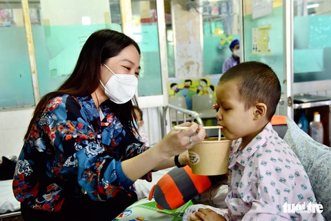 Sáng 3-12, hơn 2.000 suất phở yêu thương tặng Bệnh viện Ung bướu - Ảnh 5. Sáng 3-12, hơn 2.000 suất phở yêu thương tặng Bệnh viện Ung bướu - Ảnh 5.