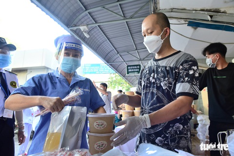 Sáng 3-12, hơn 2.000 suất phở yêu thương tặng Bệnh viện Ung bướu - Ảnh 10. Sáng 3-12, hơn 2.000 suất phở yêu thương tặng Bệnh viện Ung bướu - Ảnh 10.