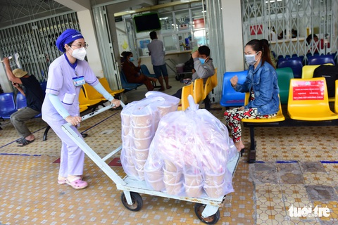Sáng 3-12, hơn 2.000 suất phở yêu thương tặng Bệnh viện Ung bướu - Ảnh 8. Sáng 3-12, hơn 2.000 suất phở yêu thương tặng Bệnh viện Ung bướu - Ảnh 8.