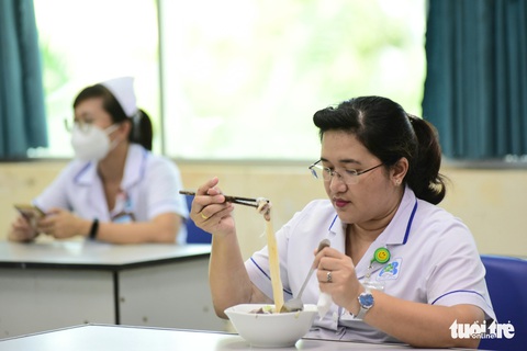 Sáng 3-12, hơn 2.000 suất phở yêu thương tặng Bệnh viện Ung bướu - Ảnh 12. Sáng 3-12, hơn 2.000 suất phở yêu thương tặng Bệnh viện Ung bướu - Ảnh 12.