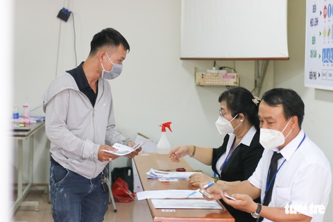 Thi đậu được nhận bằng lái ngay, người dân cảm ơn hết lời - Ảnh 2. Thi đậu được nhận bằng lái ngay, người dân cảm ơn hết lời - Ảnh 2.