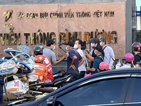 Yêu cầu làm rõ vụ hành hung người và cản trở báo chí trước cổng tòa Thủ Dầu Một - Ảnh 3. Yêu cầu làm rõ vụ hành hung người và cản trở báo chí trước cổng tòa Thủ Dầu Một - Ảnh 3.