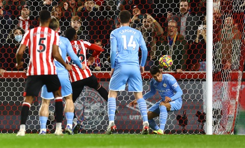 Thắng trận thứ 10 liên tiếp, Man City bỏ xa Liverpool 9 điểm - Ảnh 1. Thắng trận thứ 10 liên tiếp, Man City bỏ xa Liverpool 9 điểm - Ảnh 1.