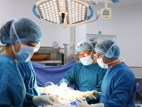 Phẫu thuật thay khớp háng bằng đường mổ ít xâm lấn superPATH ở Bệnh viện Gia Đình - Ảnh 2. Phẫu thuật thay khớp háng bằng đường mổ ít xâm lấn superPATH ở Bệnh viện Gia Đình - Ảnh 2.