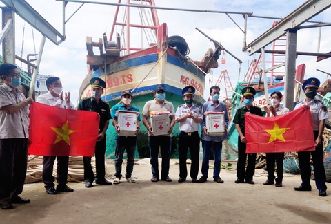 Bộ tư lệnh Vùng cảnh sát biển 4 trao quà yêu thương cho ngư dân và trò nghèo - Ảnh 2. Bộ tư lệnh Vùng cảnh sát biển 4 trao quà yêu thương cho ngư dân và trò nghèo - Ảnh 2.