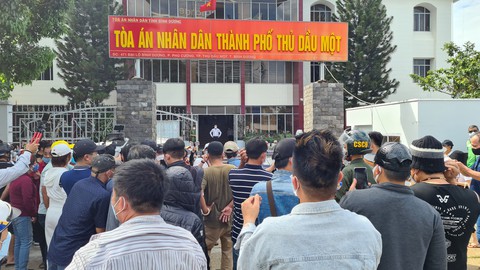 Yêu cầu làm rõ vụ hành hung người và cản trở báo chí trước cổng tòa Thủ Dầu Một - Ảnh 2. Yêu cầu làm rõ vụ hành hung người và cản trở báo chí trước cổng tòa Thủ Dầu Một - Ảnh 2.