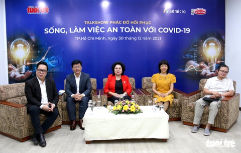 Biến chủng Omicron đến Việt Nam, mùa đoàn viên cận kề, làm sao để ăn Tết an toàn? - Ảnh 1. Biến chủng Omicron đến Việt Nam, mùa đoàn viên cận kề, làm sao để ăn Tết an toàn? - Ảnh 1.