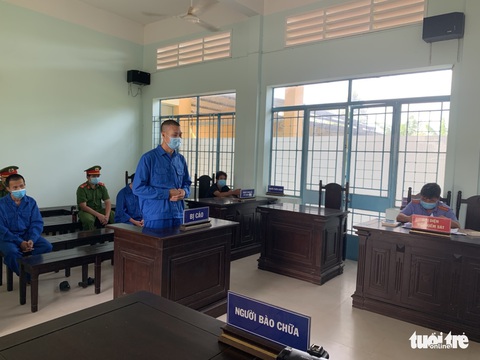 4 người xúi giục dân đến UBND xã đòi tiền, gây rối lãnh 21 tháng tù - Ảnh 2. 4 người xúi giục dân đến UBND xã đòi tiền, gây rối lãnh 21 tháng tù - Ảnh 2.