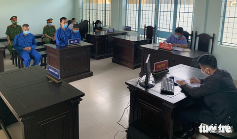 4 người xúi giục dân đến UBND xã đòi tiền, gây rối lãnh 21 tháng tù - Ảnh 1. 4 người xúi giục dân đến UBND xã đòi tiền, gây rối lãnh 21 tháng tù - Ảnh 1.