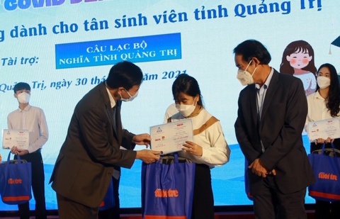 Hai tấn lúa và suất học bổng nghĩa tình - Ảnh 1. Hai tấn lúa và suất học bổng nghĩa tình - Ảnh 1.