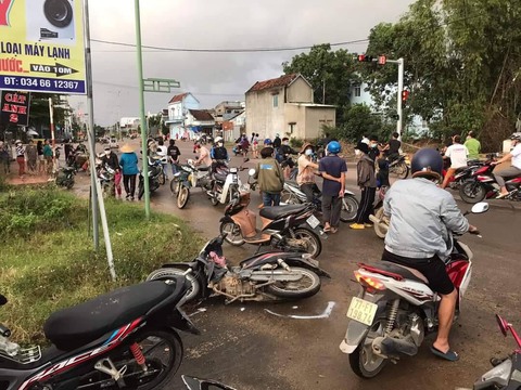 Xe đầu kéo đâm nhiều xe máy, 1 người chết, 18 người bị thương - Ảnh 1. Xe đầu kéo đâm nhiều xe máy, 1 người chết, 18 người bị thương - Ảnh 1.