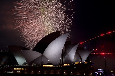 Thế giới chào đón Năm mới 2022: Pháo hoa thắp sáng Sydney lần đầu tiên sau 2 năm - Ảnh 1. Thế giới chào đón Năm mới 2022: Pháo hoa thắp sáng Sydney lần đầu tiên sau 2 năm - Ảnh 1.