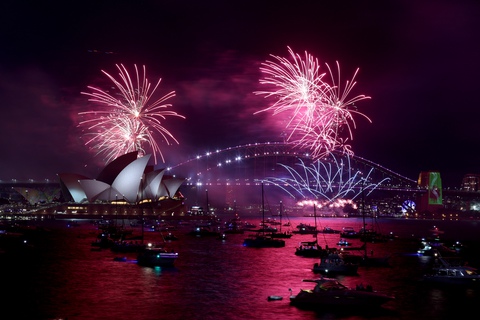 Thế giới chào đón Năm mới 2022: Pháo hoa thắp sáng Sydney lần đầu tiên sau 2 năm - Ảnh 2. Thế giới chào đón Năm mới 2022: Pháo hoa thắp sáng Sydney lần đầu tiên sau 2 năm - Ảnh 2.