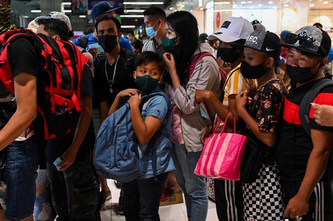 Philippines siết quy định chống dịch với 13 triệu dân ở thủ đô - Ảnh 1. Philippines siết quy định chống dịch với 13 triệu dân ở thủ đô - Ảnh 1.