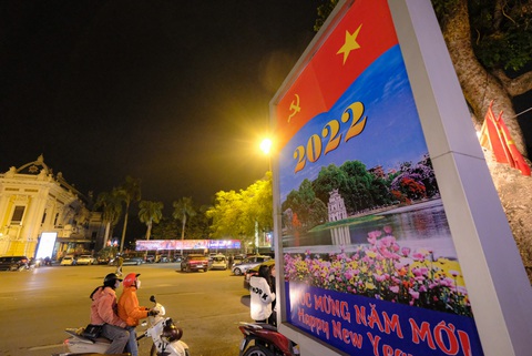 Không bắn pháo hoa, đếm ngược đón năm mới: Phố phường Hà Nội vắng vẻ như ngày thường - Ảnh 5. Không bắn pháo hoa, đếm ngược đón năm mới: Phố phường Hà Nội vắng vẻ như ngày thường - Ảnh 5.