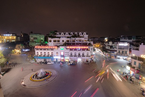 Không bắn pháo hoa, đếm ngược đón năm mới: Phố phường Hà Nội vắng vẻ như ngày thường - Ảnh 2. Không bắn pháo hoa, đếm ngược đón năm mới: Phố phường Hà Nội vắng vẻ như ngày thường - Ảnh 2.