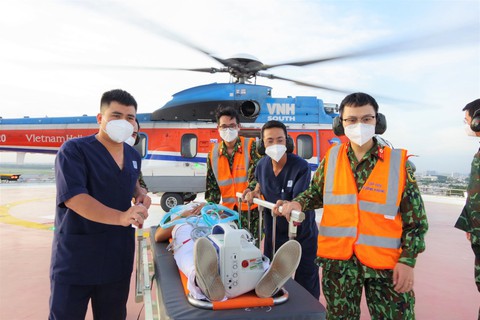 14 chuyến bay trực thăng huấn luyện cấp cứu xuyên đêm trên nóc Bệnh viện Quân y 175 - Ảnh 4. 14 chuyến bay trực thăng huấn luyện cấp cứu xuyên đêm trên nóc Bệnh viện Quân y 175 - Ảnh 4.