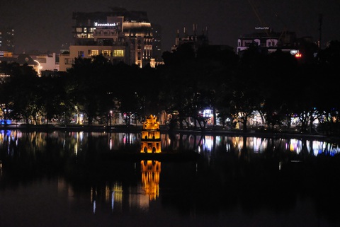 Không bắn pháo hoa, đếm ngược đón năm mới: Phố phường Hà Nội vắng vẻ như ngày thường - Ảnh 1. Không bắn pháo hoa, đếm ngược đón năm mới: Phố phường Hà Nội vắng vẻ như ngày thường - Ảnh 1.