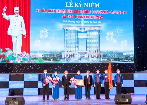 Bình Dương vươn lên sau 25 năm tái lập và phát triển - Ảnh 1. Bình Dương vươn lên sau 25 năm tái lập và phát triển - Ảnh 1.