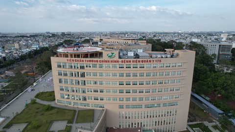 14 chuyến bay trực thăng huấn luyện cấp cứu xuyên đêm trên nóc Bệnh viện Quân y 175 - Ảnh 6. 14 chuyến bay trực thăng huấn luyện cấp cứu xuyên đêm trên nóc Bệnh viện Quân y 175 - Ảnh 6.