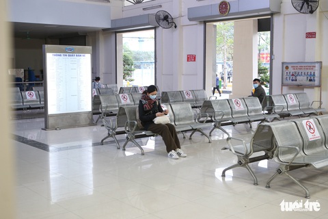 Ngày cuối năm 2021: Đường vào trung tâm Hà Nội kẹt cứng, đường ra bến xe vắng tanh - Ảnh 3. Ngày cuối năm 2021: Đường vào trung tâm Hà Nội kẹt cứng, đường ra bến xe vắng tanh - Ảnh 3.
