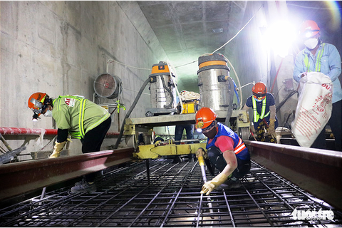Những ngày cuối năm hối hả ở công trường nhà ga metro Bến Thành - Ảnh 9. Những ngày cuối năm hối hả ở công trường nhà ga metro Bến Thành - Ảnh 9.