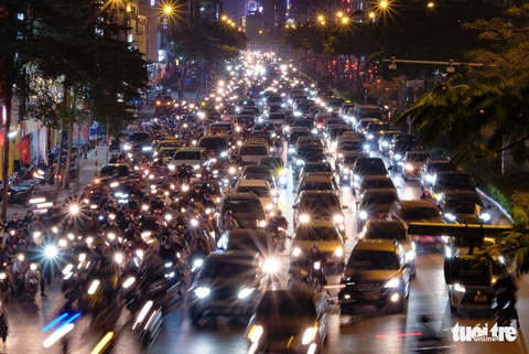 Ngày cuối năm 2021: Đường vào trung tâm Hà Nội kẹt cứng, đường ra bến xe vắng tanh - Ảnh 1. Ngày cuối năm 2021: Đường vào trung tâm Hà Nội kẹt cứng, đường ra bến xe vắng tanh - Ảnh 1.
