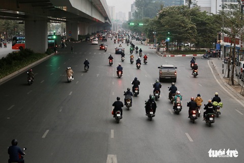 Ngày cuối năm 2021: Đường vào trung tâm Hà Nội kẹt cứng, đường ra bến xe vắng tanh - Ảnh 6. Ngày cuối năm 2021: Đường vào trung tâm Hà Nội kẹt cứng, đường ra bến xe vắng tanh - Ảnh 6.