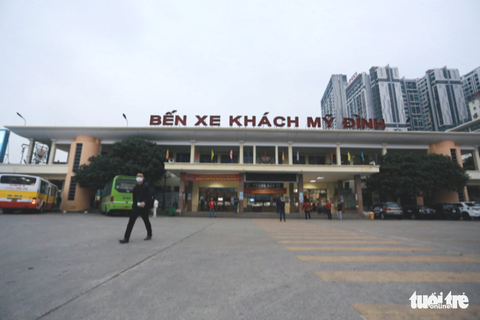 Ngày cuối năm 2021: Đường vào trung tâm Hà Nội kẹt cứng, đường ra bến xe vắng tanh - Ảnh 7. Ngày cuối năm 2021: Đường vào trung tâm Hà Nội kẹt cứng, đường ra bến xe vắng tanh - Ảnh 7.