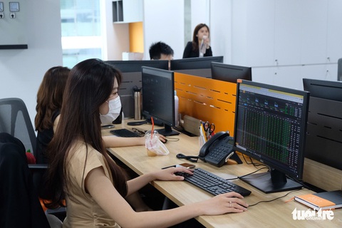 Chứng khoán tăng gần 395 điểm chỉ trong năm 2021 - Ảnh 1. Chứng khoán tăng gần 395 điểm chỉ trong năm 2021 - Ảnh 1.