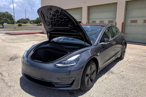 Xe Tesla gặp lỗi tự bung cốp trước khi đang chạy và lỗi camera sau - Ảnh 1. Xe Tesla gặp lỗi tự bung cốp trước khi đang chạy và lỗi camera sau - Ảnh 1.