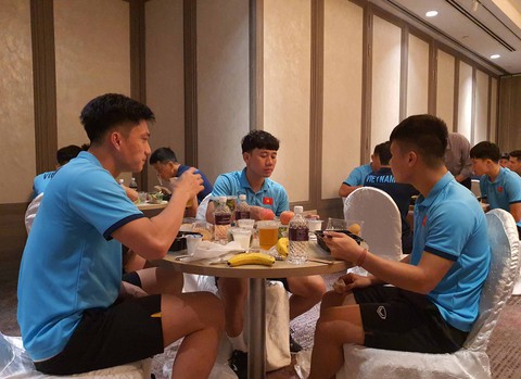 Tuyển Việt Nam phải mua thêm đồ ăn cho đủ no và ngon miệng - Ảnh 2. Tuyển Việt Nam phải mua thêm đồ ăn cho đủ no và ngon miệng - Ảnh 2.