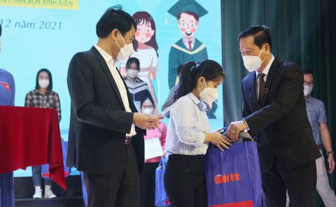 ‘Tiếp sức đến trường’ cho tân sinh viên: Những tấm gương nghị lực và hiếu thảo - Ảnh 8. ‘Tiếp sức đến trường’ cho tân sinh viên: Những tấm gương nghị lực và hiếu thảo - Ảnh 8.