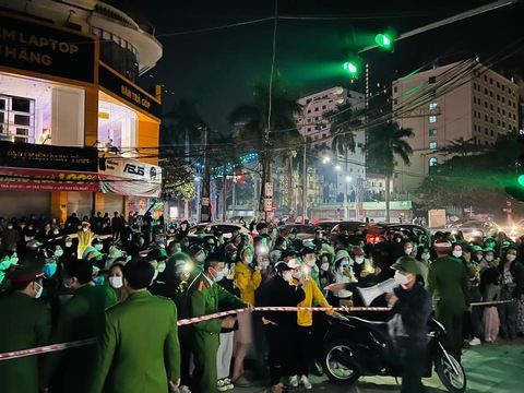 Điều tra vụ một thiếu nữ bị hành hung, làm nhục ở cửa hàng thời trang - Ảnh 2. Điều tra vụ một thiếu nữ bị hành hung, làm nhục ở cửa hàng thời trang - Ảnh 2.