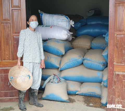 Dân vùng lũ Phú Yên không còn lúa giống, học sinh mất hết sách vở - Ảnh 1. Dân vùng lũ Phú Yên không còn lúa giống, học sinh mất hết sách vở - Ảnh 1.