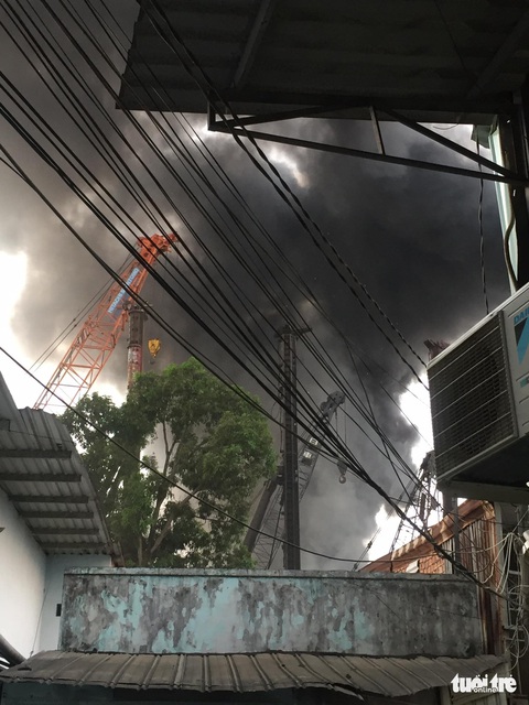 Xưởng gỗ rộng hàng ngàn mét vuông ở Thủ Đức bốc cháy ngùn ngụt - Ảnh 4. Xưởng gỗ rộng hàng ngàn mét vuông ở Thủ Đức bốc cháy ngùn ngụt - Ảnh 4.