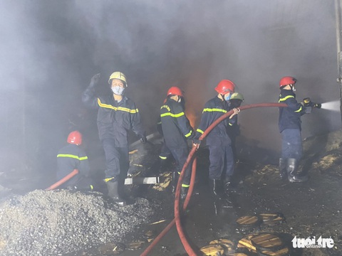 Xưởng gỗ rộng hàng ngàn mét vuông ở Thủ Đức bốc cháy ngùn ngụt - Ảnh 3. Xưởng gỗ rộng hàng ngàn mét vuông ở Thủ Đức bốc cháy ngùn ngụt - Ảnh 3.