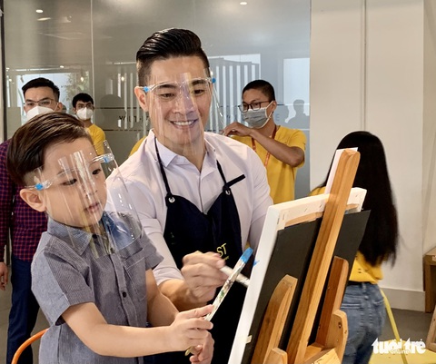 Hứa Vĩ Văn, Nam Cường, Quốc Cơ vẽ tranh bán đấu giá chăm lo trẻ mồ côi do COVID-19 - Ảnh 6. Hứa Vĩ Văn, Nam Cường, Quốc Cơ vẽ tranh bán đấu giá chăm lo trẻ mồ côi do COVID-19 - Ảnh 6.