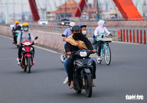 TP.HCM lạnh nhất từ đầu năm - Ảnh 4. TP.HCM lạnh nhất từ đầu năm - Ảnh 4.