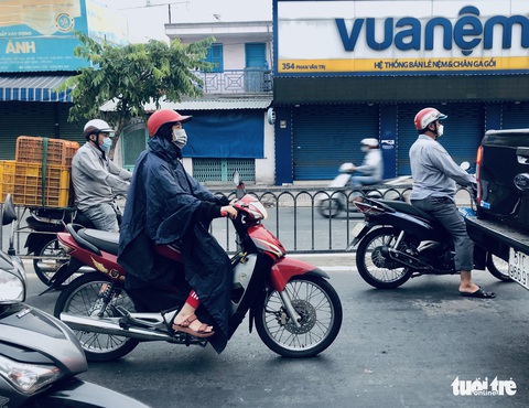 TP.HCM lạnh nhất từ đầu năm - Ảnh 5. TP.HCM lạnh nhất từ đầu năm - Ảnh 5.