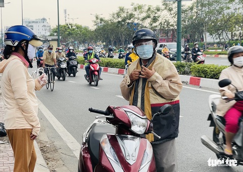 TP.HCM lạnh nhất từ đầu năm - Ảnh 6. TP.HCM lạnh nhất từ đầu năm - Ảnh 6.